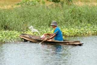 TRABAJADOR PESCADOR RIO